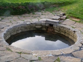 Snorralaug est une petite piscine primitive alimentée par un petit aqueduc Snorralaug est une petite piscine primitive alimentée par un petit aqueduc